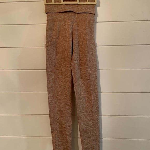 NWT- Aerie Women XXS Offline The Hugger Foldover Leggings
Hi Rise Heathered Tan - Picture 9 of 11